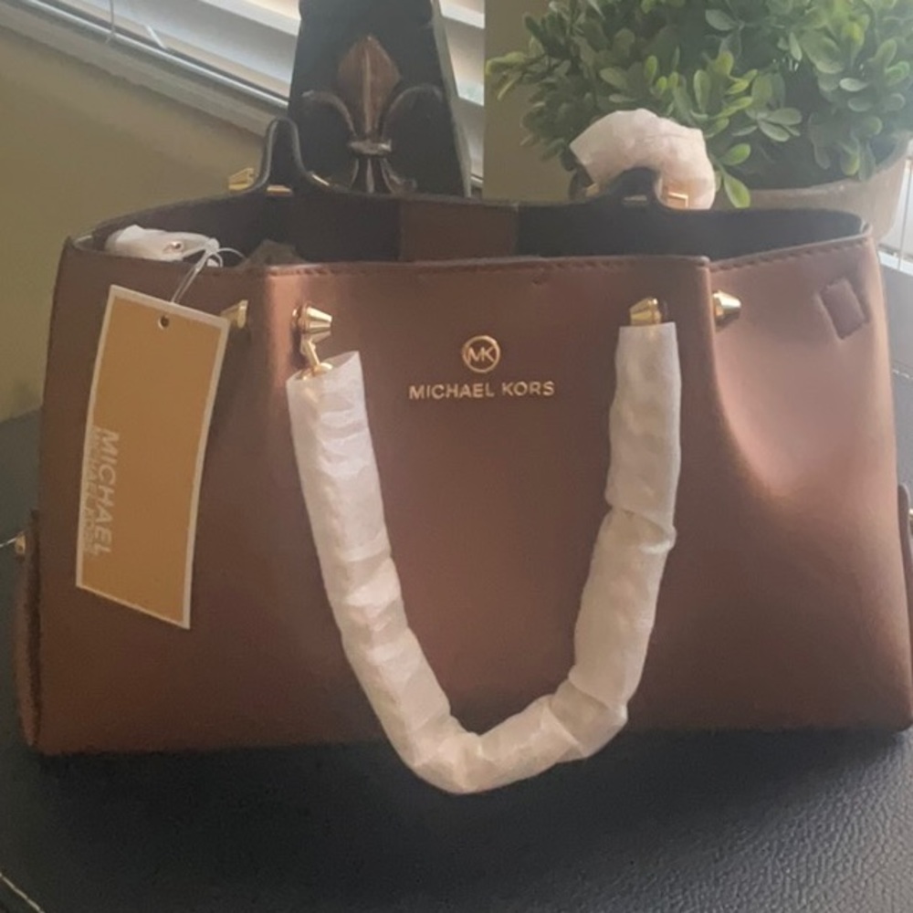 💕 NEW! Michael Kors Zena Small Convertible Chain Messenger bag.